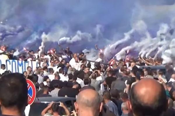 NA IVICI HAOSA TOKOM SAHRANE UBIJENOG VOĐE NAVIJAČA: Ultrasi Lacija bakljadom se oprostili od Dijabolika!