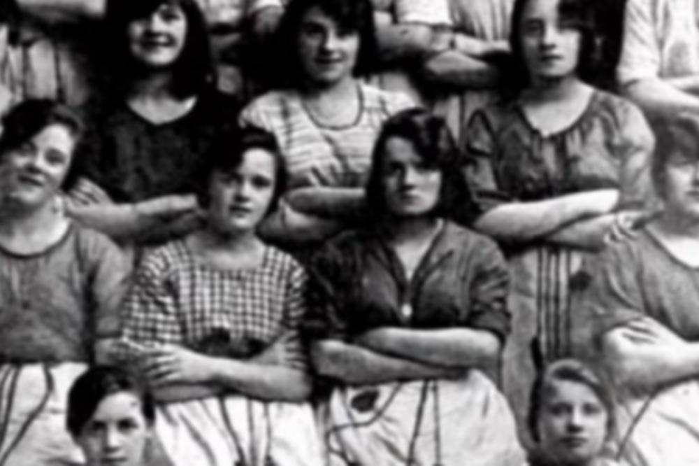 PRESTRAŠNO JE! Jeziv detalj na fotografiji staroj 100 godina: Pogledajte devojke u drugom redu! (VIDEO)