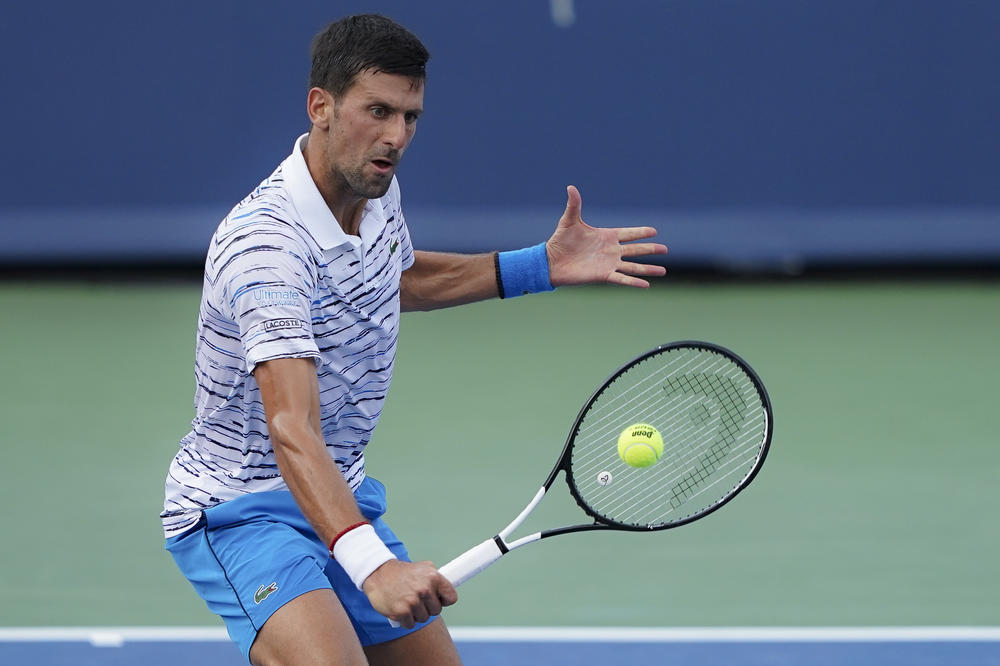 ĐOKOVIĆ IZAŠAO NA BINU I ŠOKIRAO VODITELJA: Odbio je da mu odgovori na pitanje, iako je ovaj insistirao!