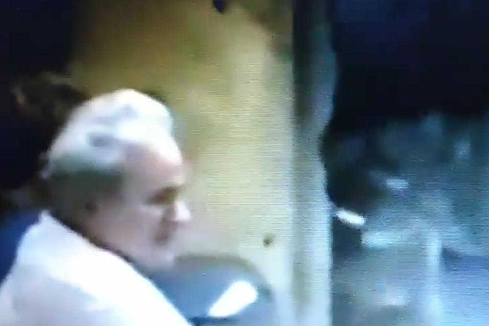 PROCURIO NIKAD VIĐENI SNIMAK MILOŠEVIĆA IZ ZATVORA PRED PUT U HAG! Sedi mirno, smeje se, stražar mu pali cigaretu