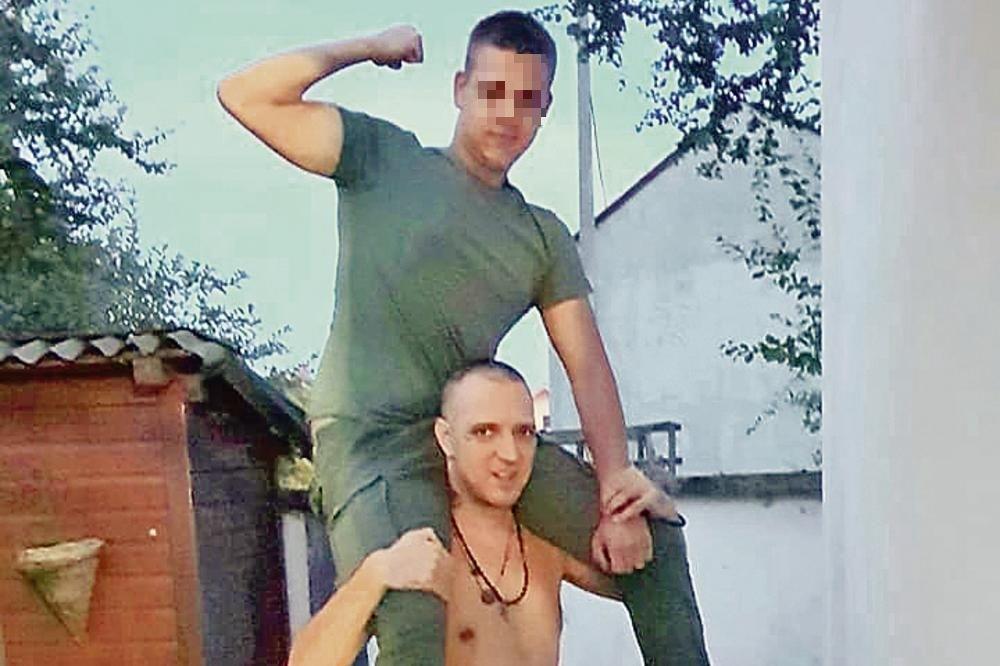 ZORAN MARJANOVIĆ GO DO POJASA, NA KRKAČAMA JE PONEO NJEGA! Dobro pogledajte šta nosi oko vrata (FOTO)