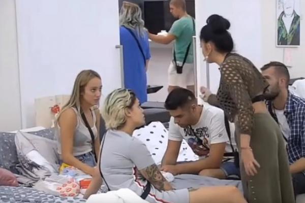 BIVŠA ZADRUGARKA UZNEMIRILA JAVNOST: Zapomaže dok joj KRV IZ RANE lipti na sve strane, NJEGA KRIVI ZA UDARAC (FOTO)