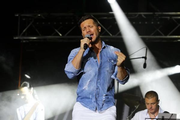 POČEO PRVI MUSIC WEEK U BEOGRADU: Saša Kovačević ZAPALIO UŠĆE, masa ljudi pohrlila ka ulazu (VIDEO)