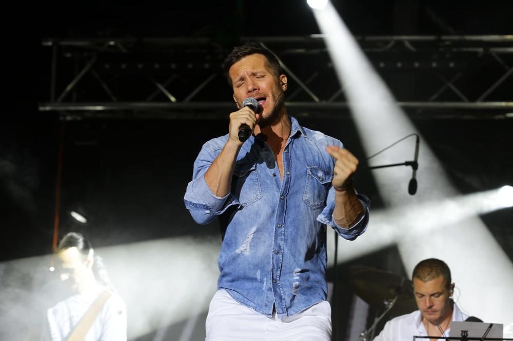 POČEO PRVI MUSIC WEEK U BEOGRADU: Saša Kovačević ZAPALIO UŠĆE, masa ljudi pohrlila ka ulazu (VIDEO)