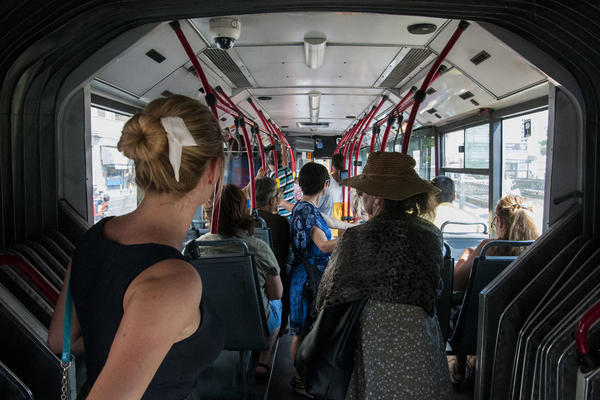 BIZARNA SCENA U AUTOBUSU 65, LJUDI U ŠOKU: Je l' realno da žena OVO DRŽI U RUCI?! (FOTO)