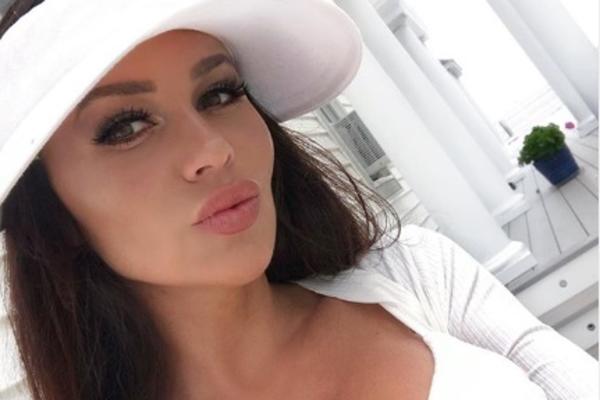 OTKRIVAMO ČIME SE STANIJA ZAISTA BAVI U AMERICI! Verovali ili ne, ovo je NJENO RADNO MESTO