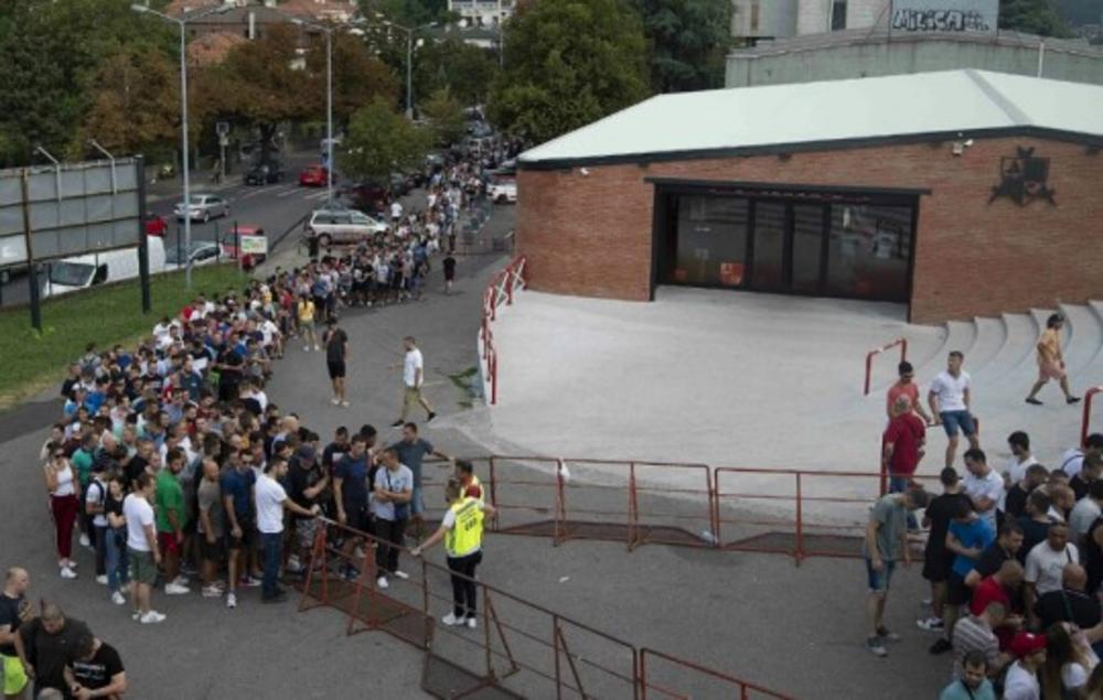 Delije pohrlile na Marakanu  