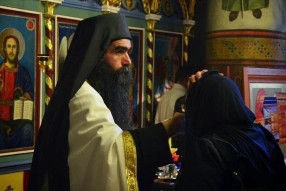 ŽENA JE DOŠLA U CRKVU KOD POPA DA TRAŽI RAZVOD BRAKA! Sveštenik joj je rekao reči koje ostavljaju bez teksta