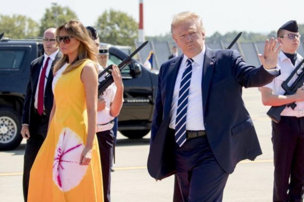 MELANIJA JE OBUKLA KUĆNU HALJINU S MRLJAMA OD 1.000 DOLARA! Svi pričaju o ovoj kombinaciji žene Donalda Trampa