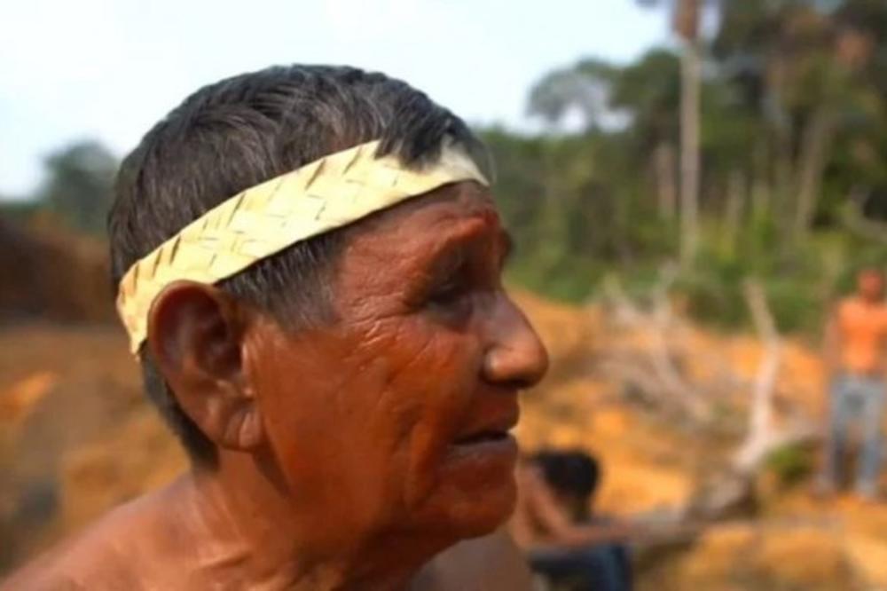 ŠUMA UMIRE, LJUDI ŽELE DA JE UNIŠTE! Domoroci iz AMAZONIJE preklinju za spas svog doma koji GORI DANIMA (VIDEO)