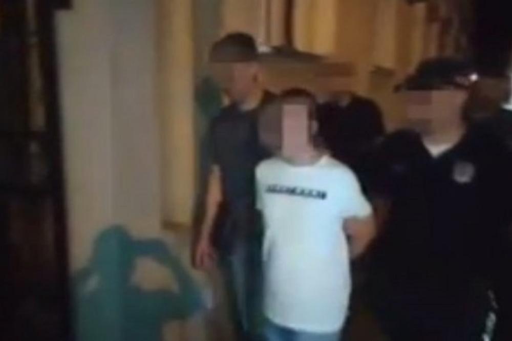 POGLEDAJTE KAKO SU SRPSKI SPECIJALCI UHAPSILI UBICU IZ JABUKOVCA! Davor je obučen u belo dočekao policiju (VIDEO)