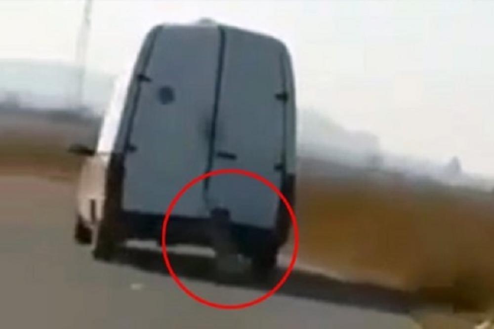 KOMBI PUN LJUDI SLETEO U REKU! Ima mrtvih, vozač pobegao kroz zonu gde niko živ ne sme da zakorači