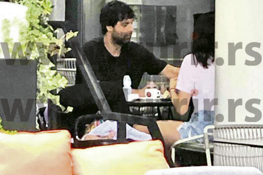 Teo i Jelisaveta piju kaficu  