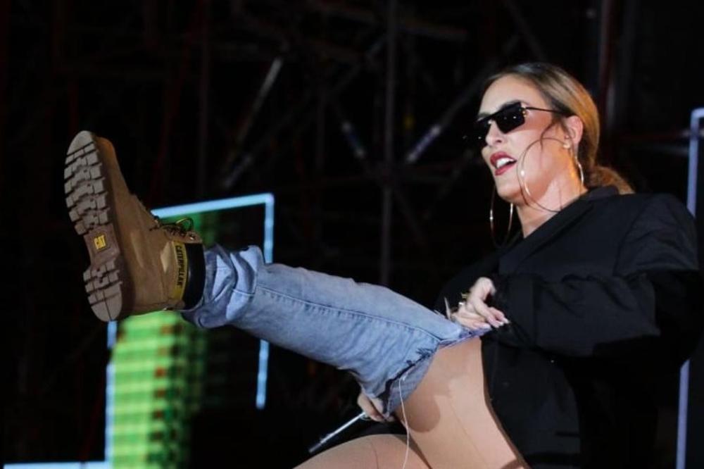 SENIDAH SE ZANELA PA JOJ ISPALO MEĐUNOŽJE PRED 100.000 LJUDI! Publika ostala BEZ TEKSTA kad su ovo videli!