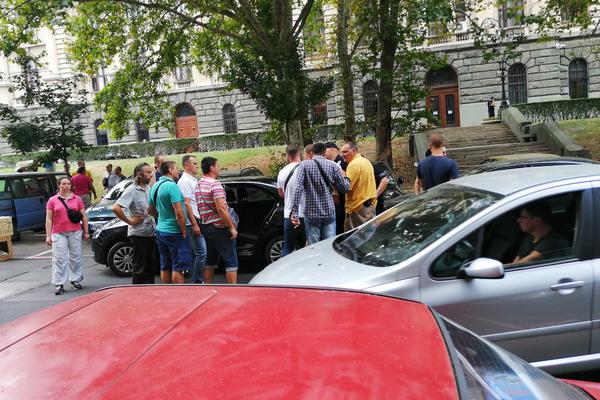 PRODAVAC KNJIGA UDARIO INSPEKTORA, A ONDA JE KRENUO HAOS ISPRED SKUPŠTINE! Ovako je izgledalo hapšenje (VIDEO)