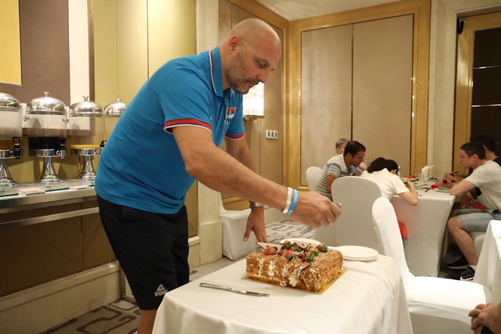 REPREZENTATIVCI SRBIJE IZNENADILI SELEKTORA: Pogledajte kako su Orlovi čestitali rođendan Saletu Đorđeviću!