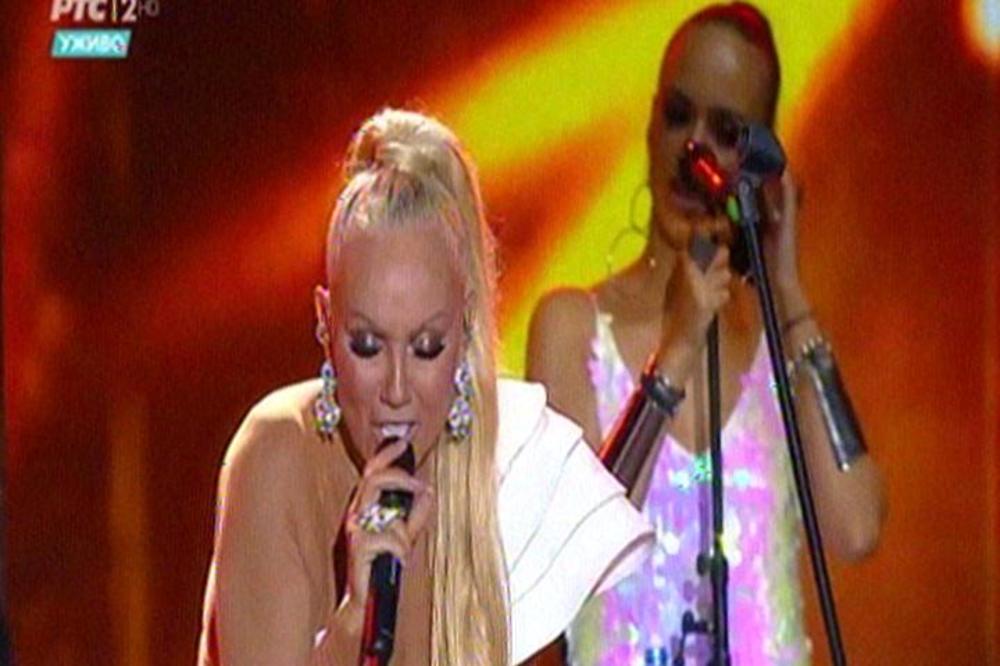 BRENA JE NA NASTUPU IMALA VATROMET I PLESAČE, ALI SVI SU GLEDALI U OVU DEVOJKU! Ko je LEPA IVA koja je očarala SRBE