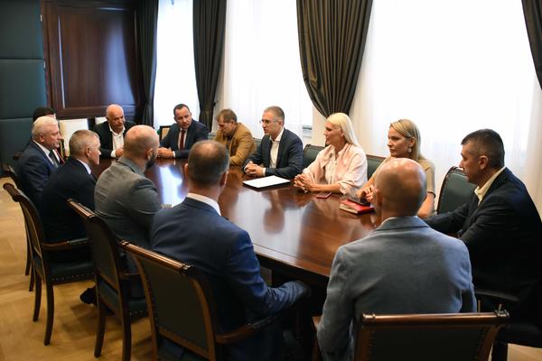 SPECIJALCI KOJI SU UHVATILI MONSTRUMA IZ JABUKOVCA DOŠLI KOD STEFANOVIĆA! Ministar je imao JAKU PORUKU za njih