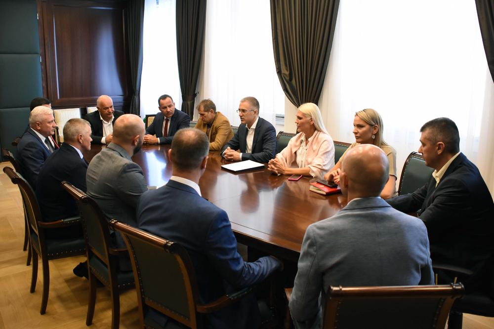 SPECIJALCI KOJI SU UHVATILI MONSTRUMA IZ JABUKOVCA DOŠLI KOD STEFANOVIĆA! Ministar je imao JAKU PORUKU za njih