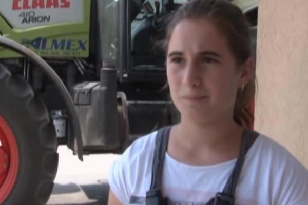 IVANA (15) IZ ŽITIŠTA VOZI TRAKTOR I KOMBAJN KAO OD ŠALE! Radi na njivi, u ovo se ZALJUBILA (VIDEO)