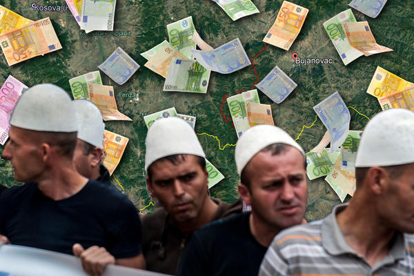 ALBANCI S KOSOVA DONELI OGROMAN NOVAC NA JUG SRBIJE! Kupuju SVE, Srbi im prodaju svoja OGNJIŠTA i beže u Beograd