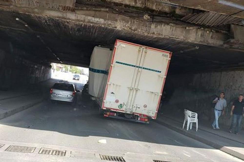 U LESKOVCU SE DESIO KOLAPS: Kamion se zaglavio ispod podvožnjaka, SVE JE U BLOKADI (FOTO)