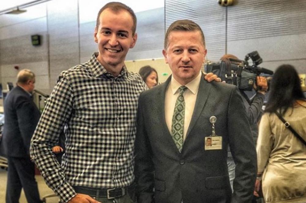 VODITELJ JUTARNJEG PROGRAMA SAMO U ROZE GAĆICAMA: Uhvaćen na PLAŽI u nesvakidašnjem izdanju! (FOTO)