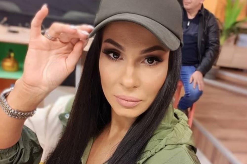 MIA VAŽI ZA NAJBOLJU RIBU NA ESTRADI, A DA JOJ TEK VIDITE SESTRU: Neverovatno LIČE, ne zna se koja je BOLJA! (FOTO)