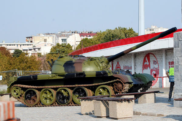 GORI BALKAN: Crnogorski političar se POPEO NA TENK ISPRED MARAKANE! (FOTO)