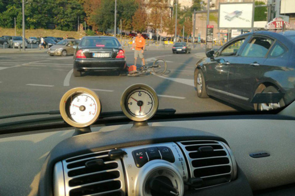 Beograd ima 29 ULICA SA ŽUTIM TRAKAMA! Evo gde vas snimaju kamere i gde NEĆETE PLATITI KAZNU