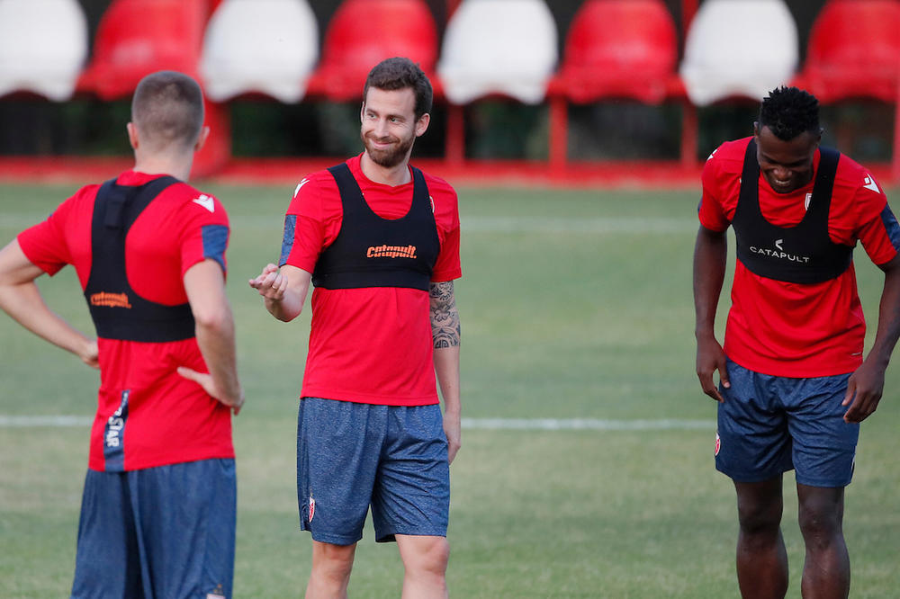 ULETEO JE U SVLAČIONICU I REKAO DA NAS ČEKA TENK NAPOLJU: Kanjas prepričavao Špancima detalje iz lude noći slavlja!