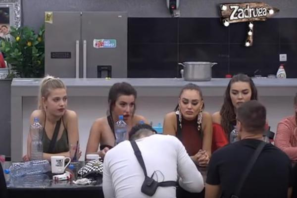 ZADRUGARKU NAPALI NASRED ULICE! Devojka je GURNULA pa probala da je UDARI i to sve zbog NJEGA