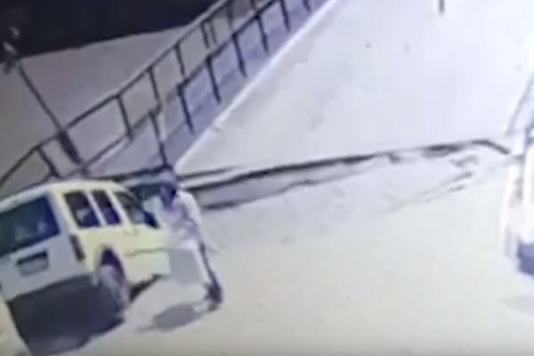 SNIMLJENO JEZIVO URUŠAVANJE MOSTA U POZNATOM LETOVALIŠTU: Automobil i dva pešaka je progutala RUPA (VIDEO)