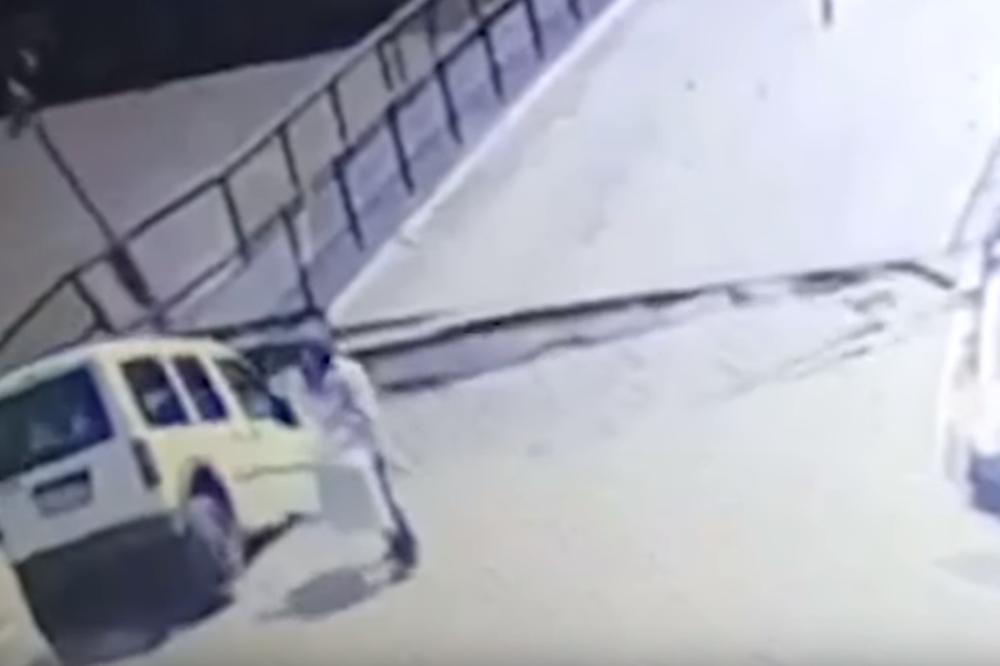 SNIMLJENO JEZIVO URUŠAVANJE MOSTA U POZNATOM LETOVALIŠTU: Automobil i dva pešaka je progutala RUPA (VIDEO)