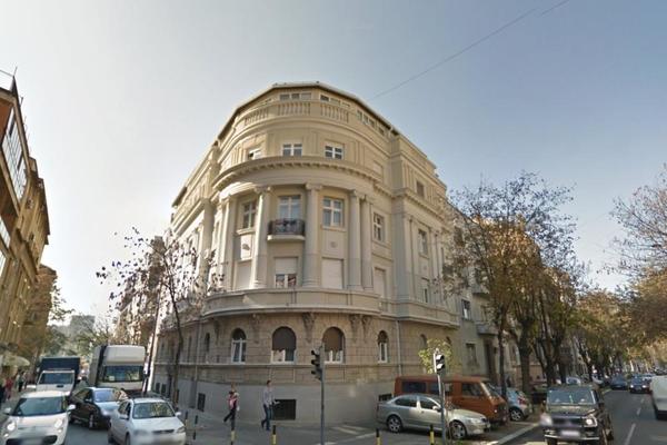 U OVOJ ZGRADI NA VRAČARU NEKADA JE ŽIVELA CECA RAŽNATOVIĆ ! Komšije se sećaju kako je STIZALO CVEĆE na 4.sprat!