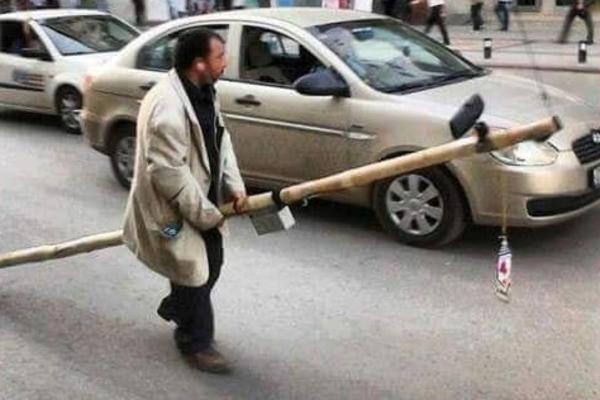 OVAJ ČOVEK JAŠE MOTKU PO CENTRU GRADA! Zovu ga MERCEDES, ima i retrovizore, A SVI GA PROPUŠTAJU KAD GA VIDE (FOTO)