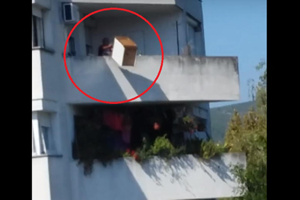 SAMO NA BALKANU, ČOVEK SA TERASE BACAO VELIKI KOMAD NAMEŠTAJA! Ispod balkona se igrala DECA (VIDEO)