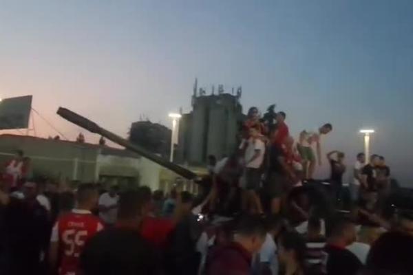 TENK GLAVNA ATRAKCIJA NA MARAKANI: Delije navalile na bojno vozilo - karnevalska atmosfera u Ljutice Bogdana!