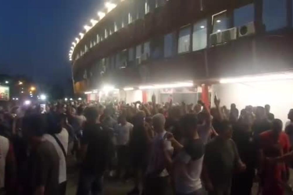 U BOJ KRENITE JUNACI SVI! Trubači ispred Marakane dižu atmosferu do tačke usijanja borbenim pesmama!