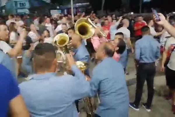 KEBA KITI TRUBAČE ISPRED MARAKANE: Fešta oko stadiona Zvezde, pevač napravio šou!