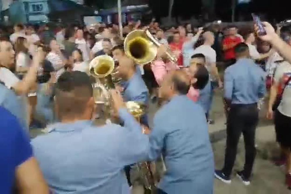 KEBA KITI TRUBAČE ISPRED MARAKANE: Fešta oko stadiona Zvezde, pevač napravio šou!