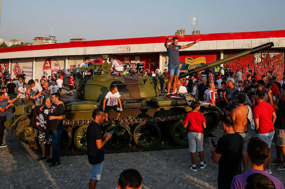 HRVATSKI REPREZENTATIVAC ŽESTOKO NAPLJUVAO TENK I DELIJE: Bolesni umovi, fuj, GADITE MI SE!