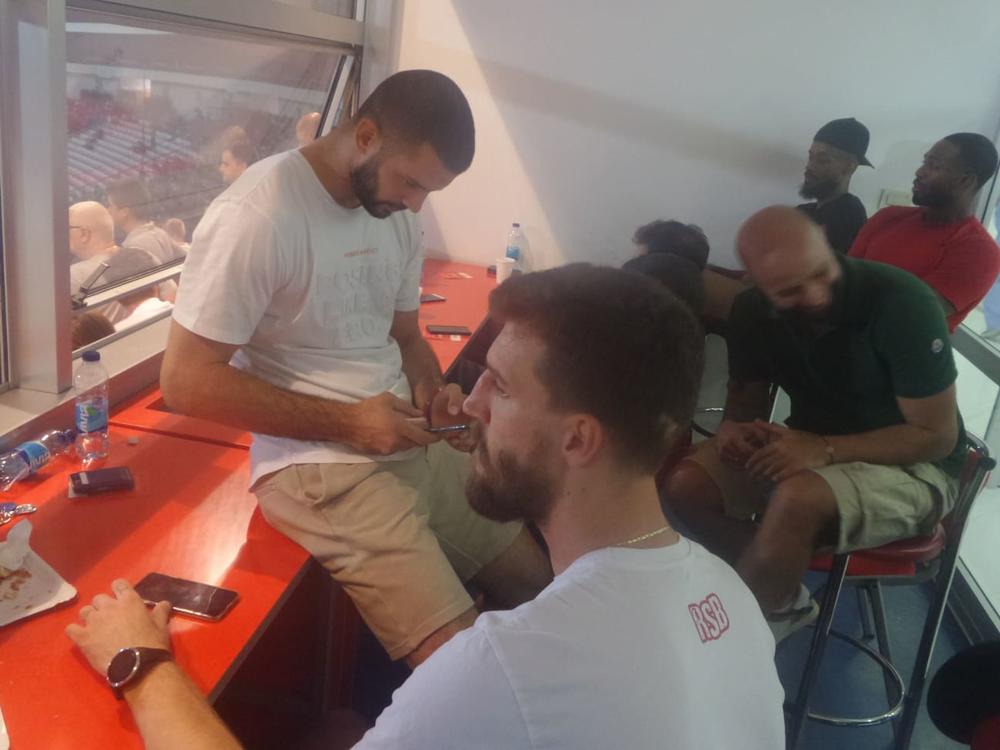 Ognjen Kuzmić zajedno sa ostalim košarkašima Zvezde gleda utakmicu