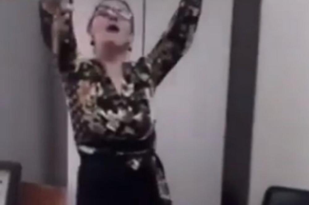 SUDIJA DIGLA RUKE I ZAPEVALA, NOĆAS MI SE S TOBOM SPAVA! Ludovala uz Šabanove pesme usred SUDA! POVOD JE DIVAN