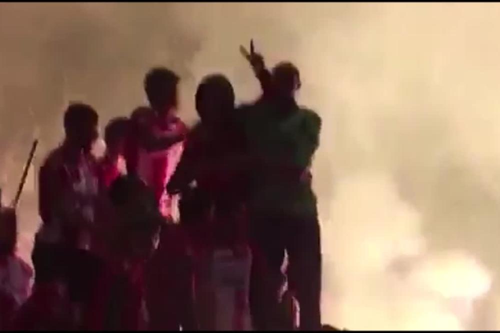 BORNA KOLA NA ULICAMA BEOGRADA, SVE GORI OKO NJIH: Igrači Zvezde sa šlemovima na glavama slave ulazak u LŠ!