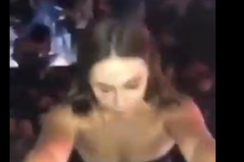 NAPILA SE, PA ODLUČILA DA SKOČI U MASU U KLUBU: Ova devojka je brzo shvatila da je to LOŠA IDEJA (VIDEO)