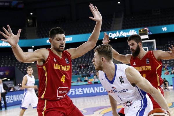 VUČEVIĆ PODIGAO 3 PRSTA, PA GA TERAJU IZ REPREZENTACIJE:  Crnogorci se uvredili, sprema se veliki skandal!