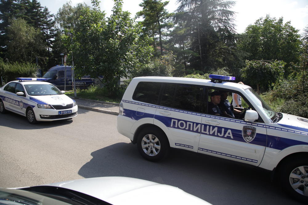 ČOVEK ZOLJOM RAZNEO ULAZNA VRATA U UMČARIMA: Policijska akcija je u toku!