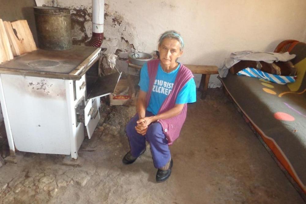 BAKA VUKICA JE DOČEKALA KRAVU RUŽU SUZAMA I POLJUPCIMA: Nesrećnica je ostala bez svega, SAD JOJ JE STIGLA POMOĆ