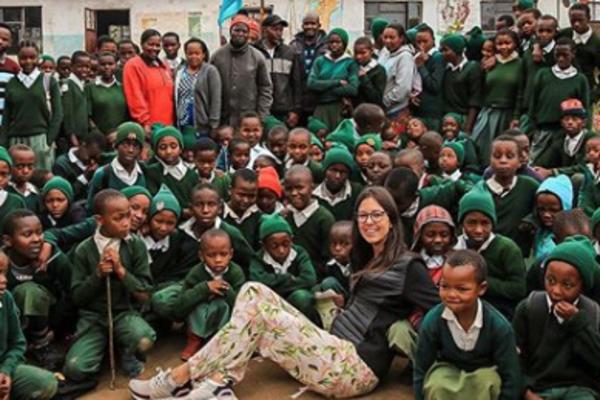 SRPKINJA KOJA VOLONTIRA U AFRICI SNIMILA SJAJAN KLIP: Pogledajte kako deca pevaju pesmu DRAGANA LAKOVIĆA (VIDEO)